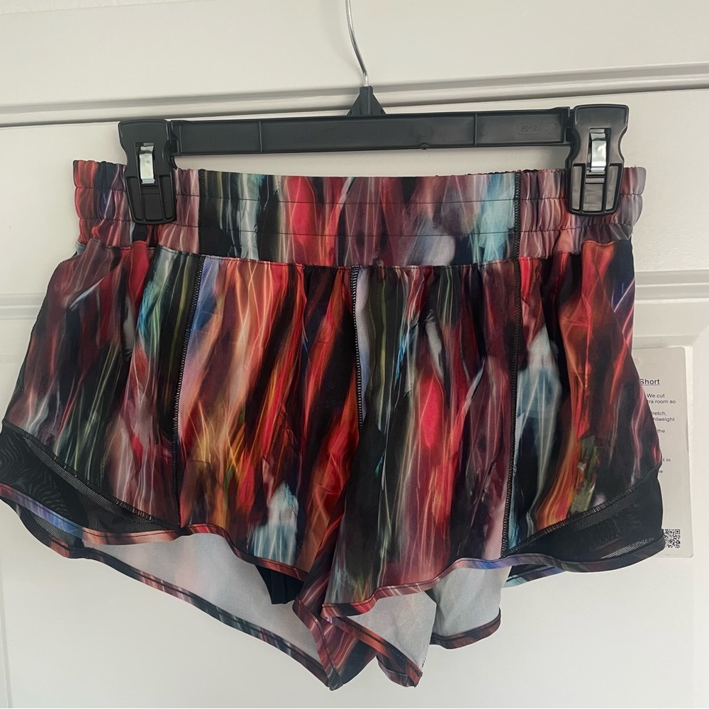 Lululemon Colorful Women's Hotty Hot LR Athletic Shorts 2.5” Lined - 8 Reg